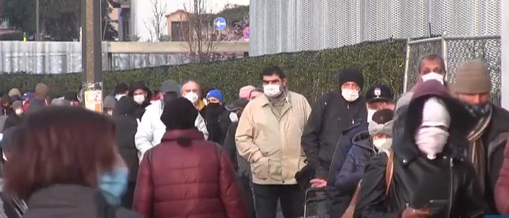 Ιταλία: Ουρές για ένα πιάτο φαϊ στο Μιλάνο – 1 εκατ. περισσότεροι φτωχοί λόγω…