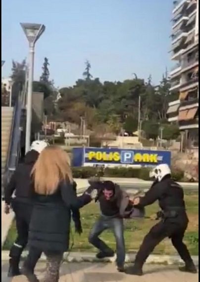 Τακτικές άλλων εποχών: Το “σκονάκι” της ΝΔ για τη δικαιολόγηση της αστυνομικής βίας και το “φακέλωμα” του θύματος