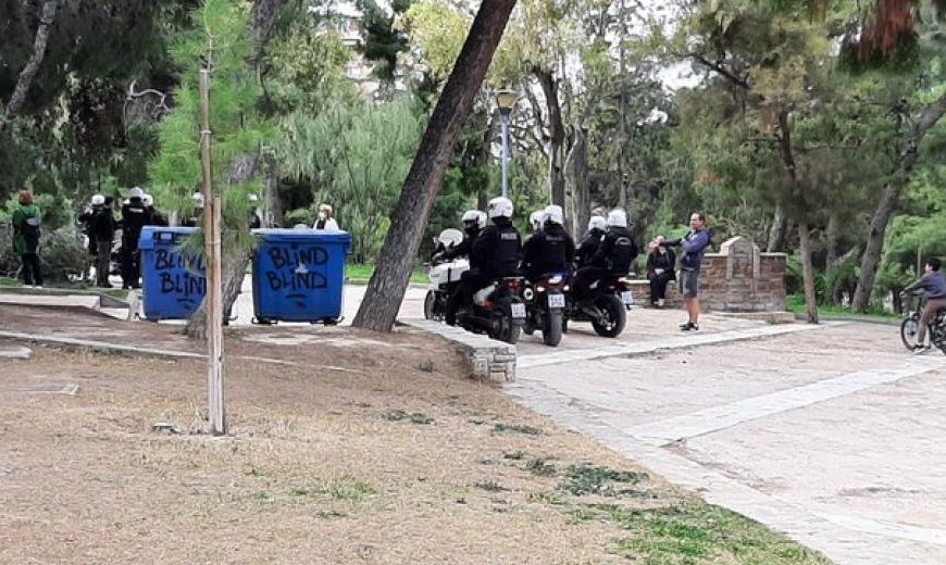 Εικόνες αστυνομικής βίας στην πλατεία Ν. Σμύρνης- Με πρόσχημα τον συνωστισμό, εισβολή δεκάδων αστυνομικών- “Δεχθήκαμε επίθεση” λέει η ΕΛ.ΑΣ (vid)