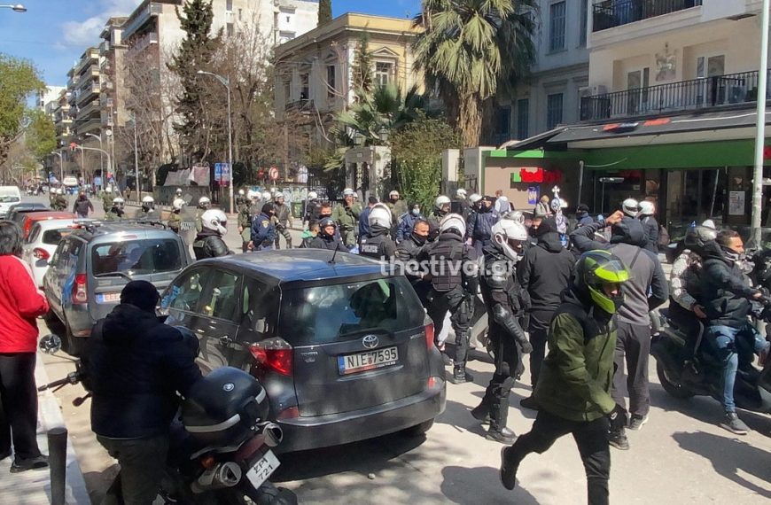 Θεσσαλονίκη: Επεισόδια έξω από κατάληψη αναρχικών – Ακροδεξιοί τους φώναζαν συνθήματα