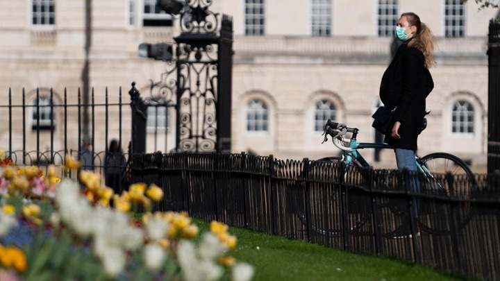 Atlantic: Το πιθανότερο σενάριο για τη διαδοχική επιστροφή στη μετα-πανδημική κανονικότητα την Άνοιξη του 2022