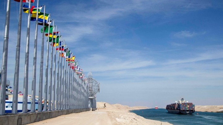 Γιγαντιαίο πλοίο μεταφοράς εμπορευματοκιβωτίων προσάραξε και έκλεισε τη Διώρυγα του Σουέζ