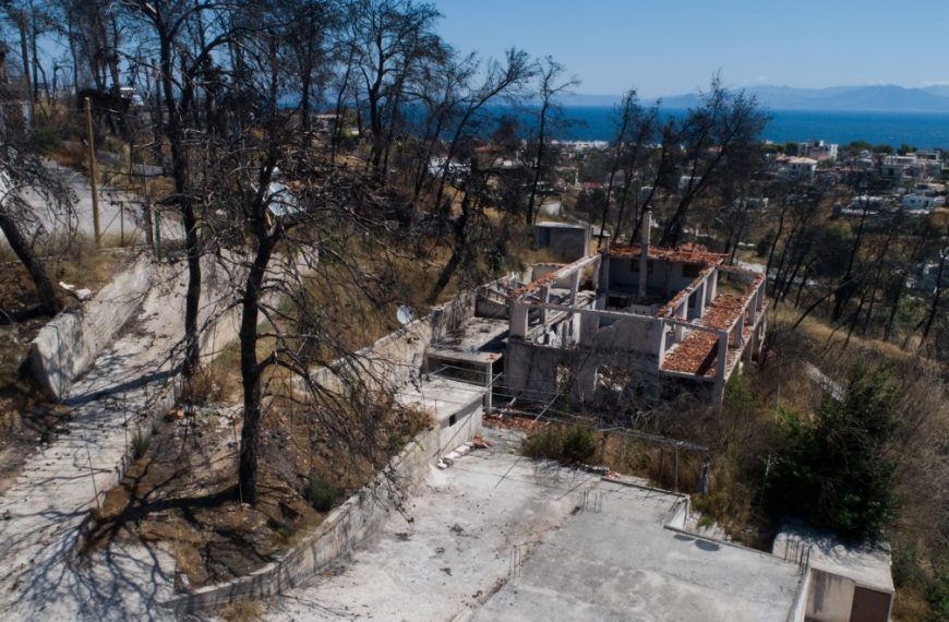 Μάτι: Οργή και απελπισία των πυρόπληκτων – «Αποζημιώστε μας για να φτιάξουμε τα σπίτια μας»