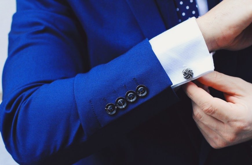 Το κόμμα (Ν.Δ) που τραβάει απ΄το μανίκι…