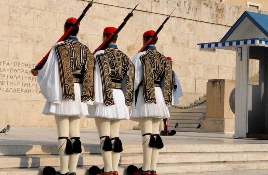 Ηρώδου Αττικού: Πρώην ΟΥΚάς προσπάθησε να αρπάξει το όπλο Εύζωνα