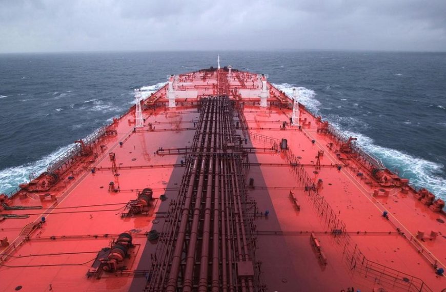 Politico: Η Ελλάδα δέσμια των εφοπλιστών που μεταφέρουν ρωσικό πετρέλαιο