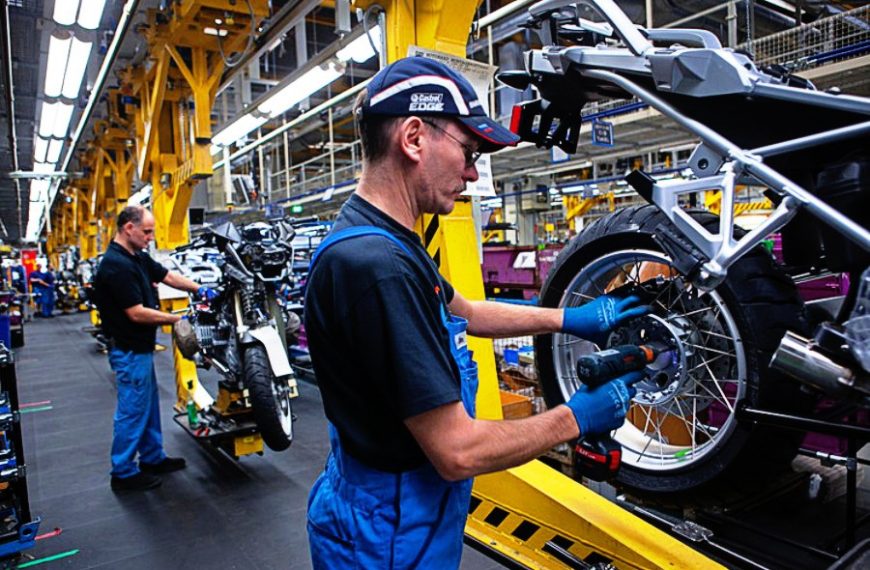 Μείωση κατά μιάμιση εβδομάδα της άδειας και αύξηση του χρόνου εργασίας θέλουν&hellip;