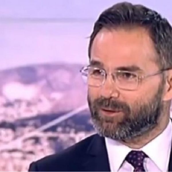 Παρέμβαση Ρουβίκωνα έξω από το σπίτι του Μπαλάσκα