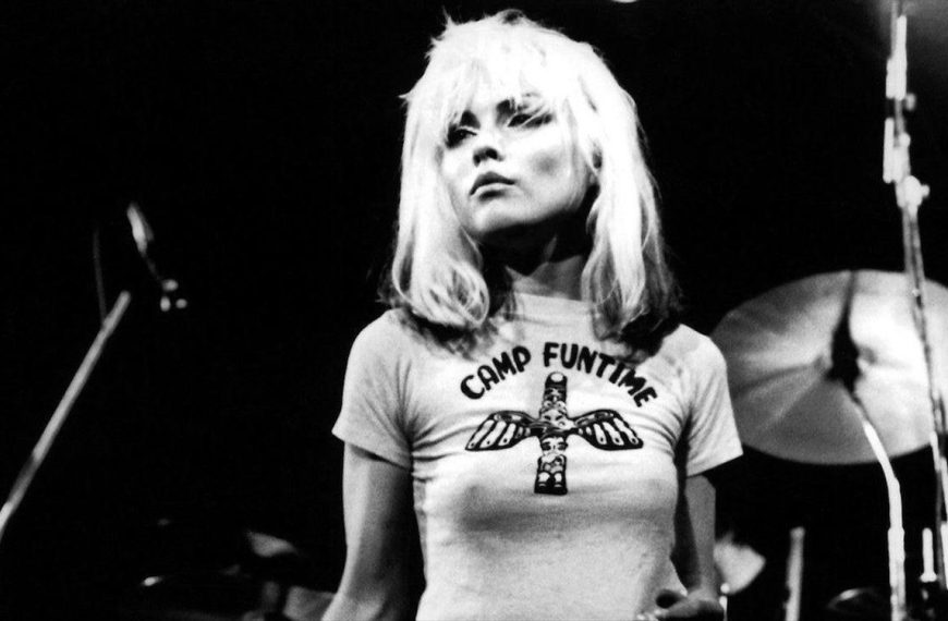 Ντέπι Χάρι: Η σερβιτόρα από το Κάνσας που έγινε μούσα του Γουόρχολ