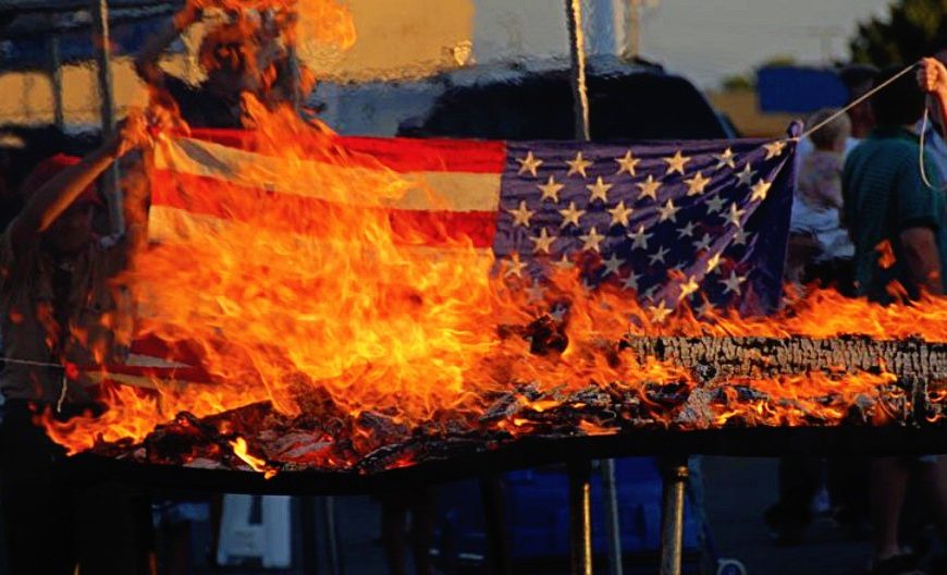 Να κάψουμε Σημαία;