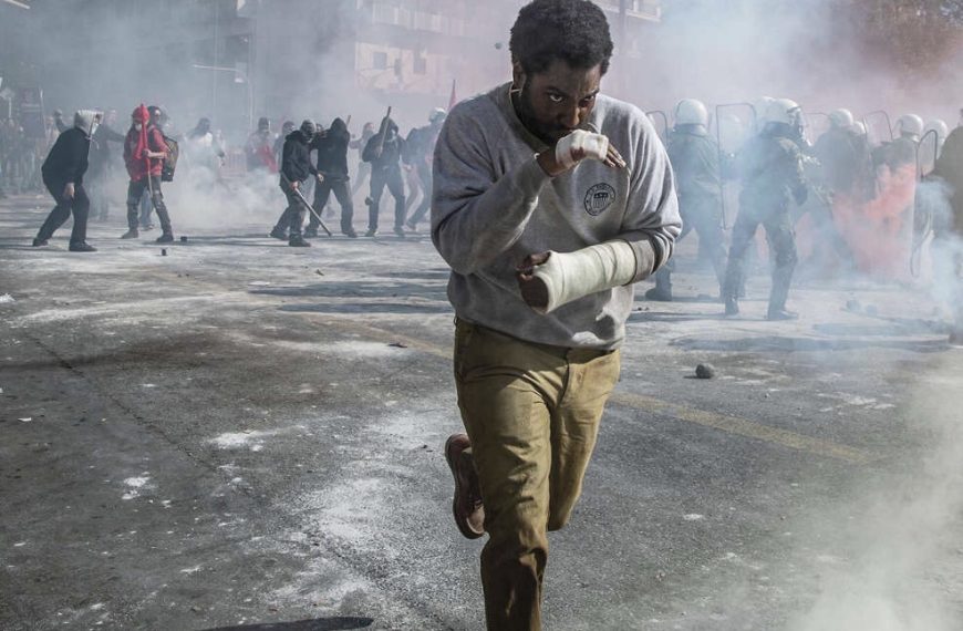 Netflix: Ο John David Washington τρώει δακρυγόνα στην Ελλάδα – Το trailer&hellip;