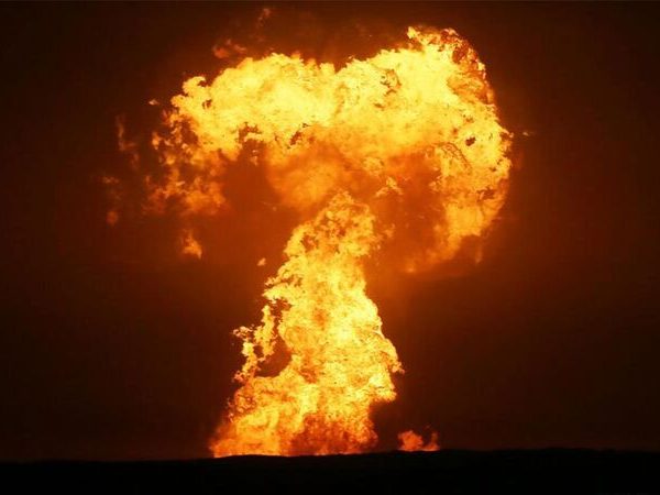 Τεράστιος πύρινος πίδακας στην Κασπία Θάλασσα έκανε τη νύχτα μέρα