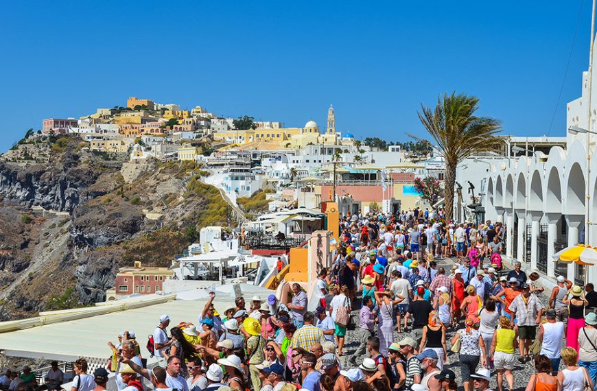 Ο υπερ-τουρισμός βλάπτει τους φυσικούς πόρους της Σαντορίνης