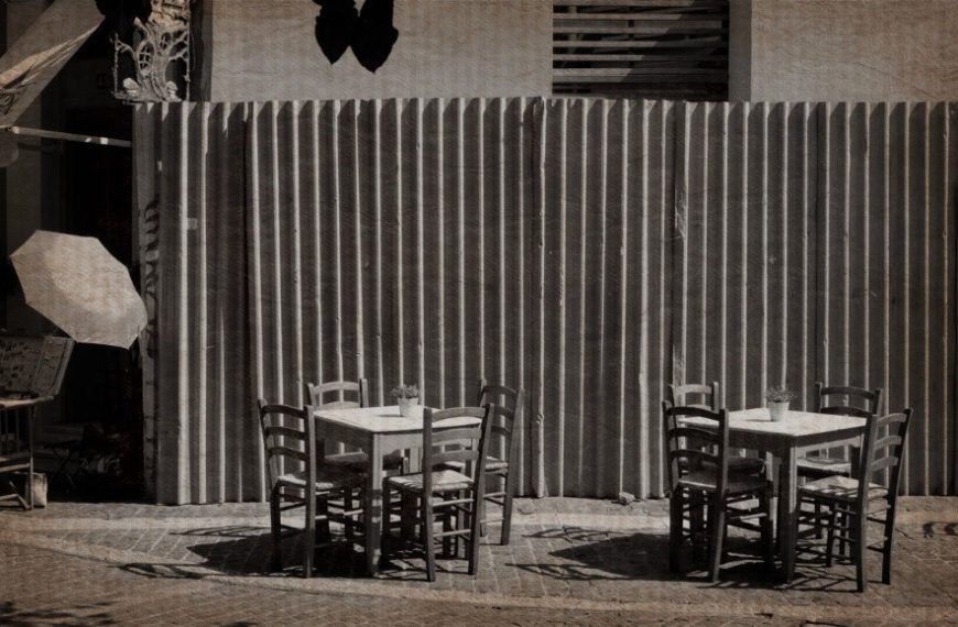 Τραπεζάκια μέσα-έξω