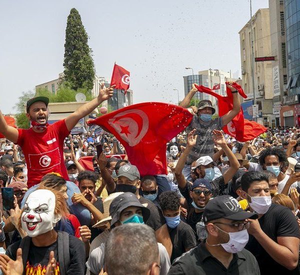 Τυνησία: Σε αναστολή το Κοινοβούλιο – Ο Πρόεδρος απέπεμψε τον&hellip;