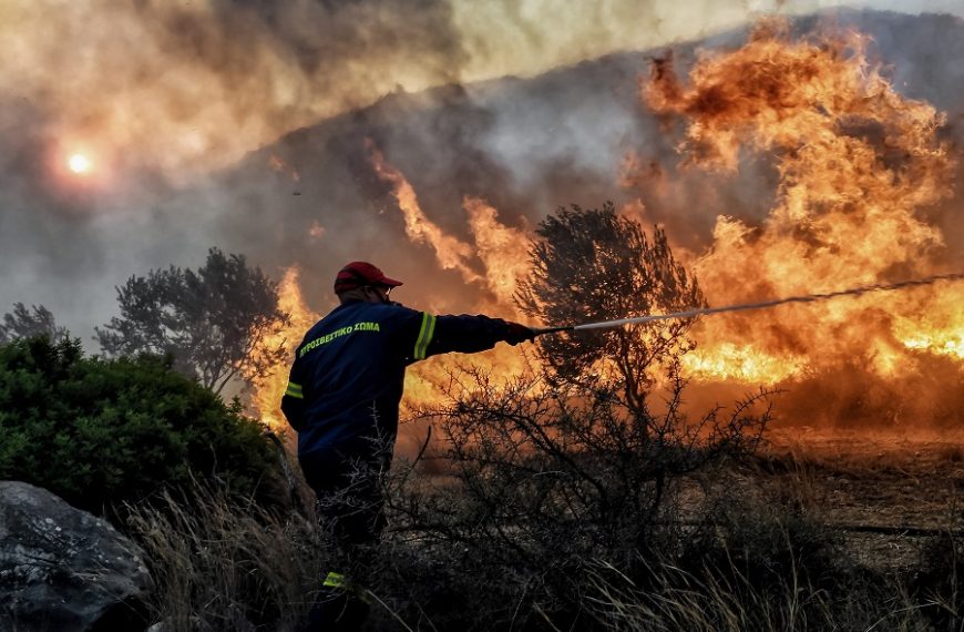 Γεώργιος Παπαβασιλείου/ Ξηρασία και υψηλές θερμοκρασίες τροφοδοτούν τις πρόσφατες πυρκαγιές στην καρδιά&hellip;