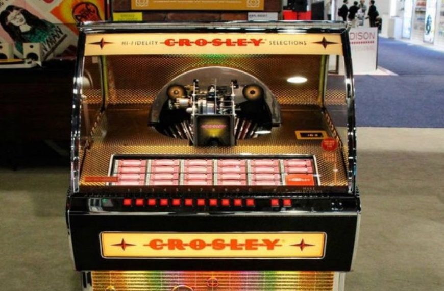 Κάτι χαλασμένα τζουκ-μποξ θα παίζουν πάντα τα τραγούδια μας