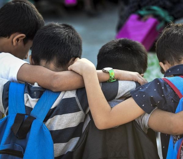 Γιατί η ρατσιστική στοχοποίηση των παιδιών μας προσβάλλει όλους…