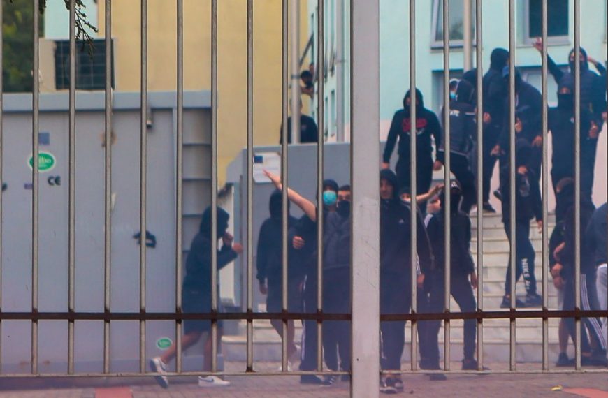 Νέες μυρωδιές σαπίλας…