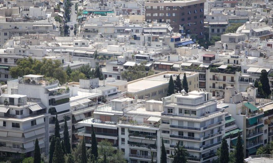 Στεγαστική κρίση: Έκρηξη τιμών στα ακίνητα με το 43% του εισοδήματος να πηγαίνει στο ενοίκιο – Τσουνάμι πλειστηριασμών μετά τις εκλογές