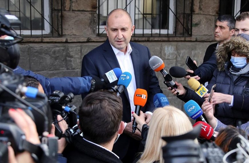 Ο επανεκλεγείς Βούλγαρος Πρόεδρος και η νέα κυβέρνηση αλληθωρίζουν προς τη Ρωσία