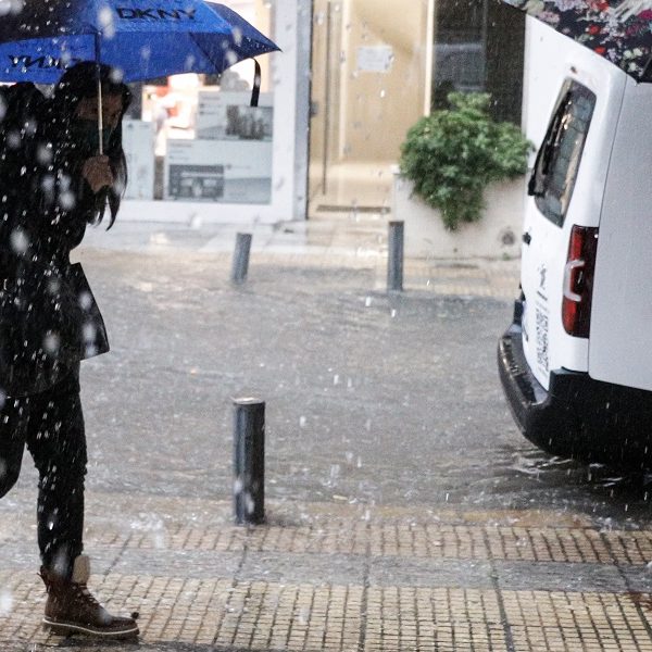 Καιρός: Σφοδρές καταιγίδες και απότομη πτώση της θερμοκρασίας
