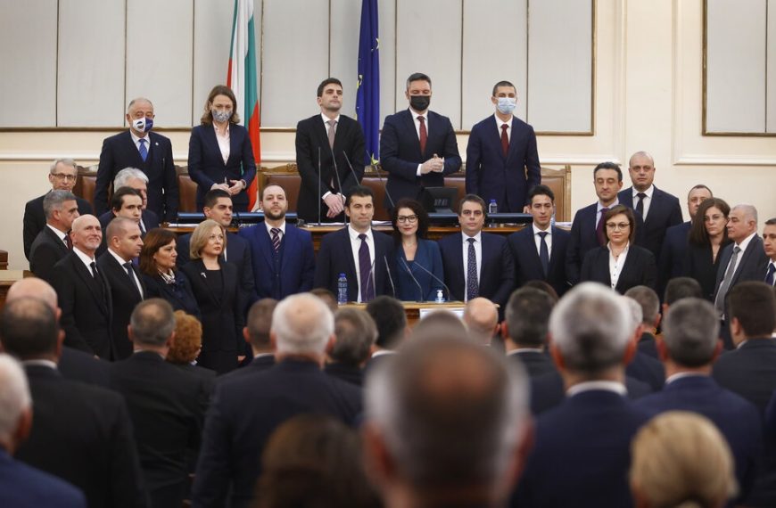 Βουλγαρία: Σχηματίστηκε κυβέρνηση, αλλά πόσο θα αντέξει;