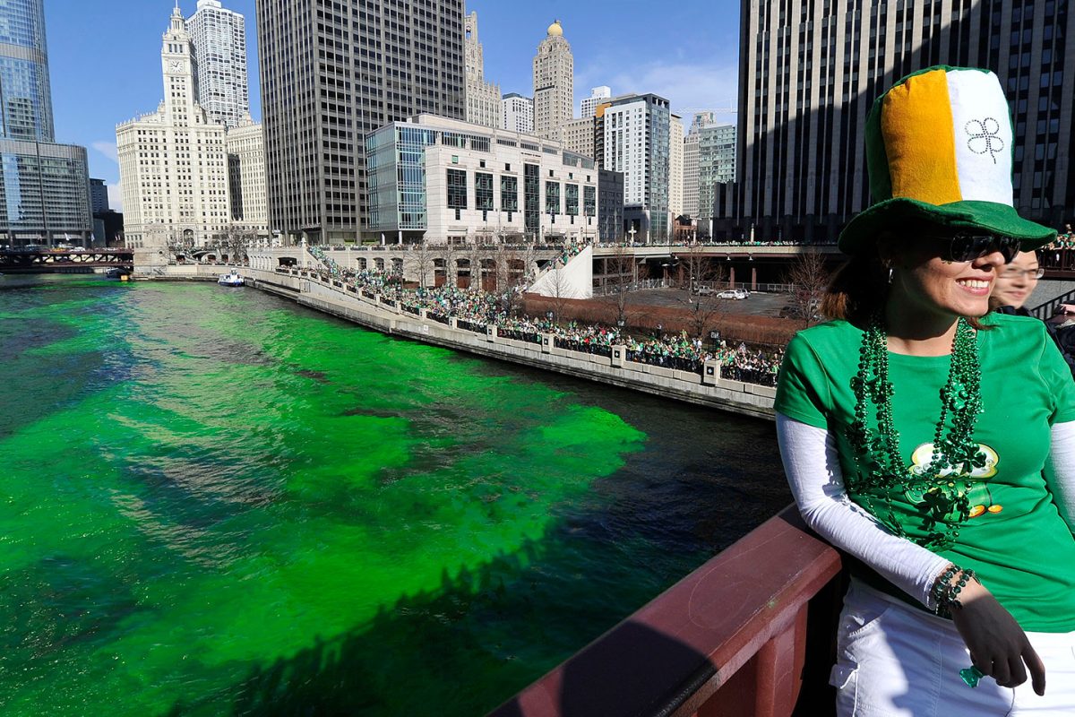 O πράσινος ποταμός στο Σικάγο, η Πρωτοχρονιά στο Σύνταγμα και η πραγματικότητα