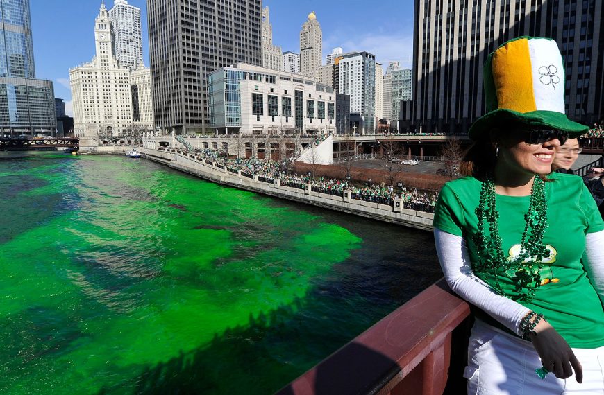 O πράσινος ποταμός στο Σικάγο, η Πρωτοχρονιά στο Σύνταγμα και η πραγματικότητα