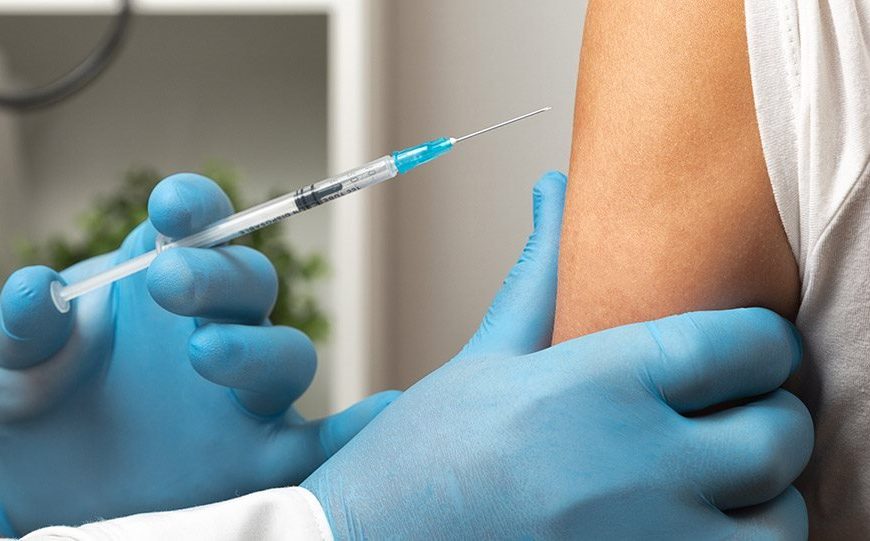 Ξεκινά η χορήγηση πρωτοποριακού εμβολίου mRNA σε καρκινοπαθείς