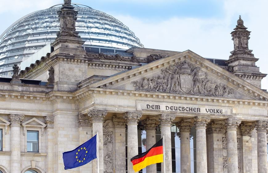 Spiegel: «Γιατί η Αθήνα υποκύπτει στις πιέσεις του Βερολίνου»