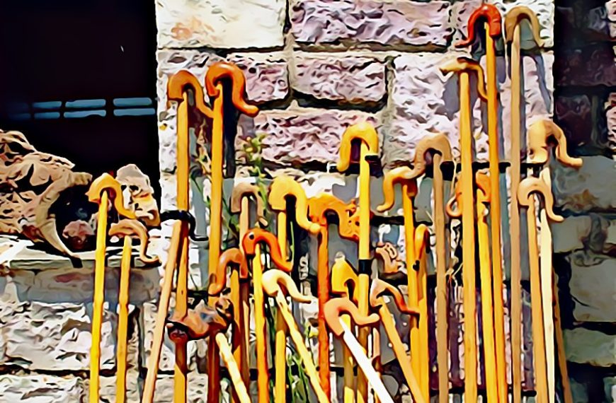 Τρεις παραπομπές, μία διαγραφή και η… κλίτσα του (ευρω)τσομπάνη