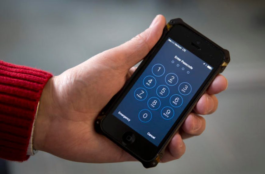 Ματίνα Στέβις-N.Y Times: «Πολιτικός της ΝΔ που ξέρει ότι τον παρακολουθούσαν, αρνείται να κάνει έλεγχο για να μην έχει πλεονέκτημα η αντιπολίτευση»