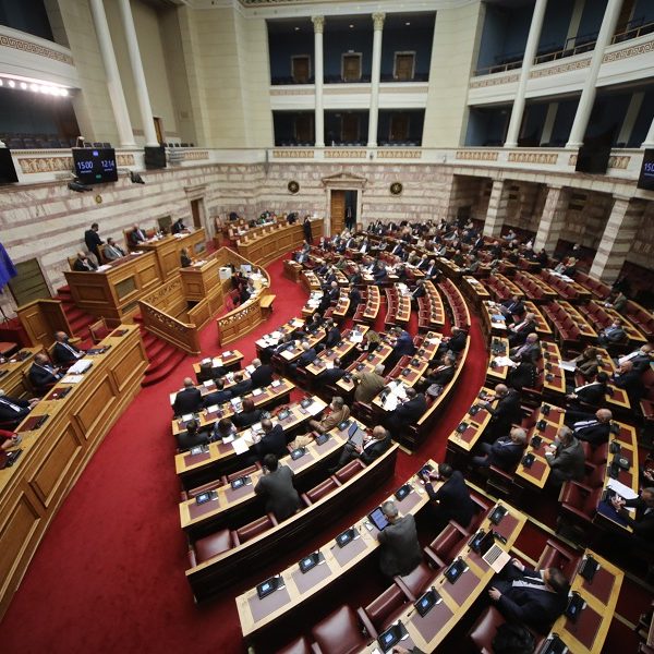 Ένταση στη Βουλή εν όψει ψηφοφορίας της ρύθμισης για τον Κασιδιάρη –&hellip;