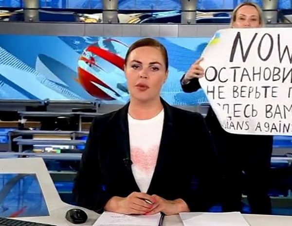 Αγνοείται η ρωσίδα δημοσιογράφος που διαμαρτυρήθηκε Live κατά του πολέμου