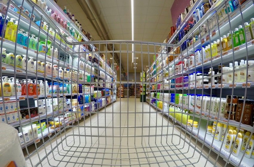 Ακρίβεια: Τιμοκατάλογοι με ανατιμήσεις έως 30% – Τα αποθέματα που καλύπτουν το επόμενο δίμηνο