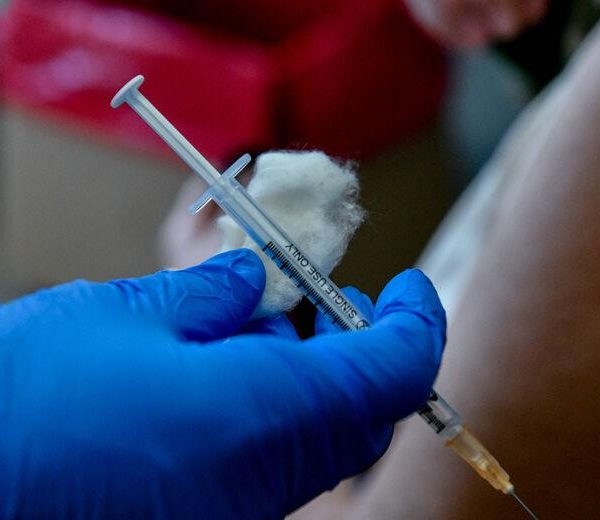 Αdam Sage / Όταν η κόρη καταγγέλλει τον αντιεμβολιαστή πατέρα&hellip;