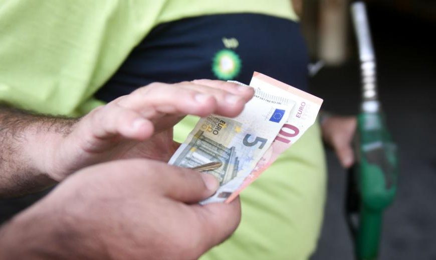 Στο έλεος της ακρίβειας: Καλοκαίρι με 3 ευρώ βενζίνη