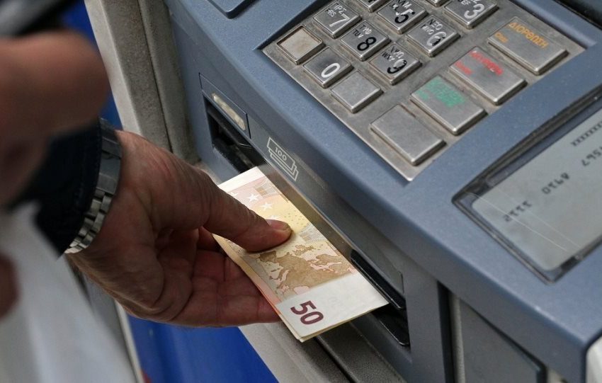 Έρευνα του ΕΕΑ: Μισθός τέλος στις 12 του μήνα: Ψαλίδι σε είδη πρώτης ανάγκης, μακρινό «όνειρο» οι διακοπές