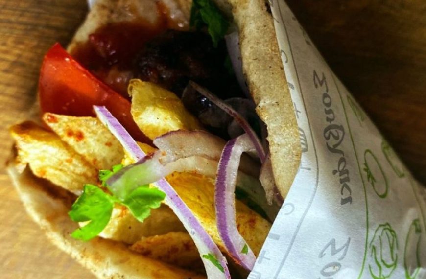 Σουβλάκι: Η ακρίβεια πλήττει και το πιο φθηνό φαγητό – Μειώθηκαν οι παραγγελίες