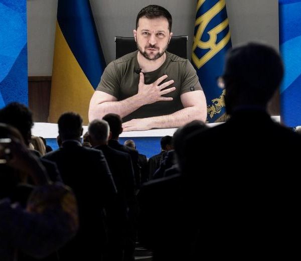 Μόνο με τον Πούτιν θέλει να μιλήσει ο Ζελένσκι