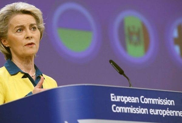 Η Κομισιόν συστήνει να δοθεί το καθεστώς προς ένταξη χώρα στην Ουκρανία