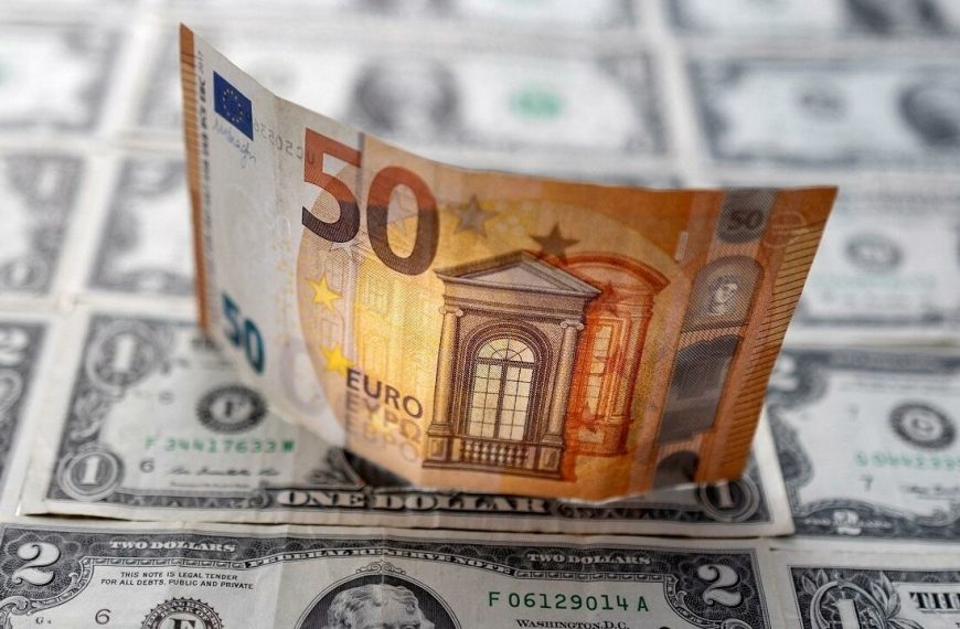 Απόλυτη ισοτιμία ευρώ-δολαρίου: Η αυτοχειρία της Ευρώπης