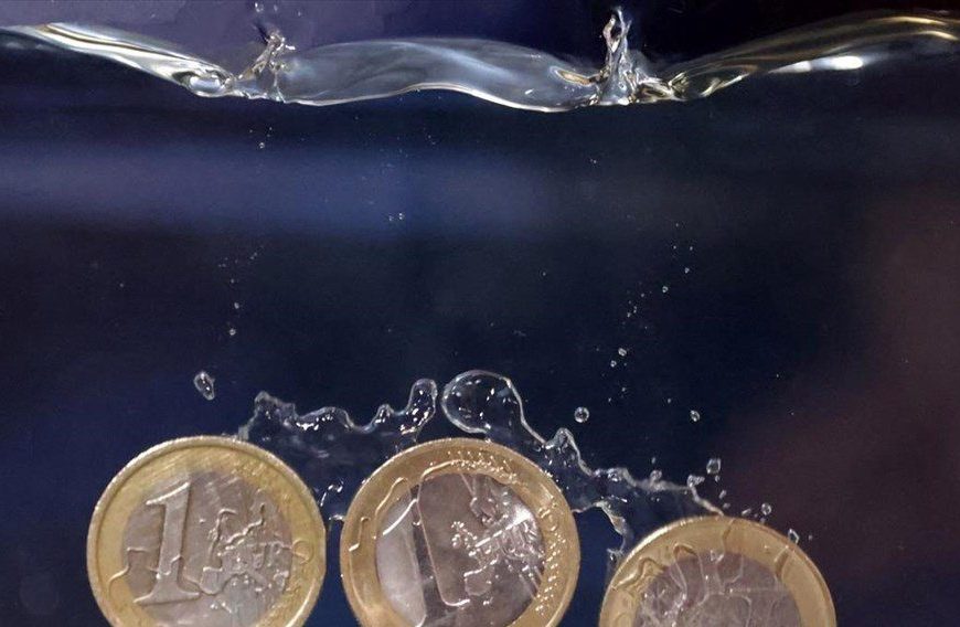 H επικείμενη ύφεση στην ευρωζώνη οδηγεί σε ελεύθερη πτώση το ευρώ