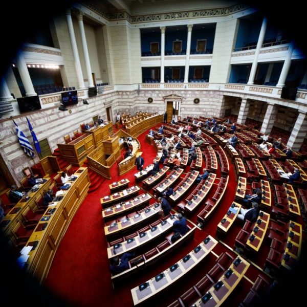 Τη Δευτέρα η νέα «μετωπική» για τις παρακολουθήσεις – Στην Ολομέλεια το&hellip;