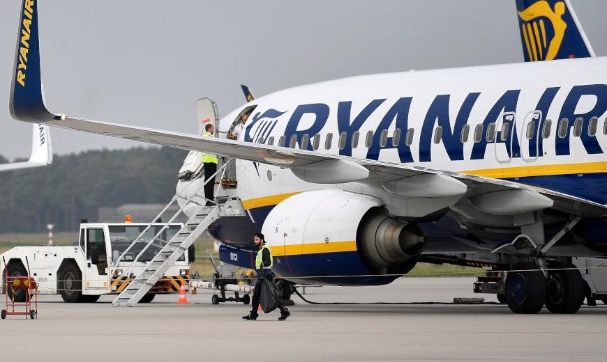 H Ryanair κλείνει τη βάση της στην Αθήνα για το χειμώνα