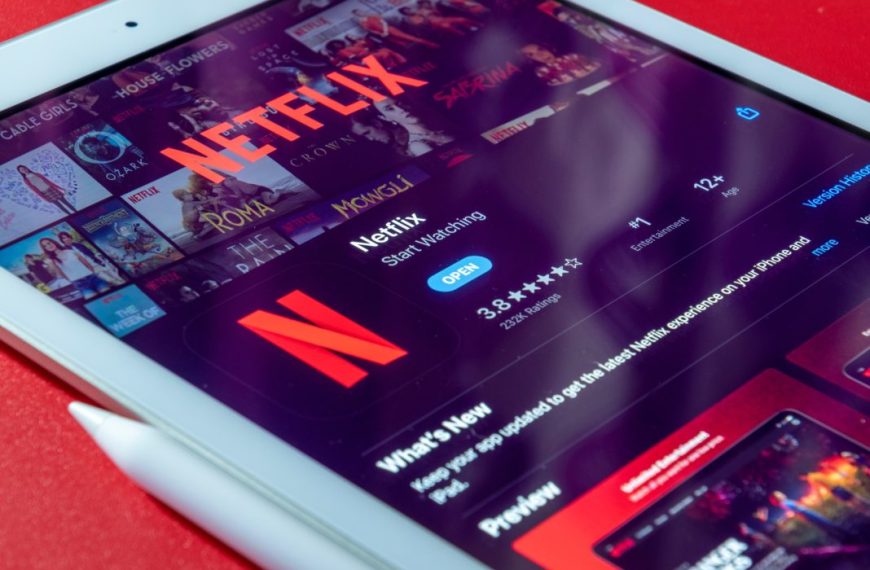 Το Netflix λανσάρει νέο φθηνότερο πακέτο με διαφημίσεις