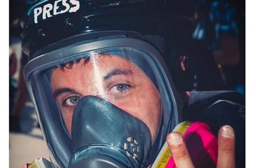 Ράιαν Τόμας: O βραβευμένος δημοσιογράφος που χτύπησαν εν ψυχρώ τα ΜΑΤ