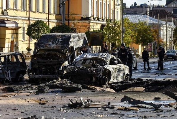 EE: Εγκλήματα πολέμου οι βομβαρδισμοί ουκρανικών πόλεων