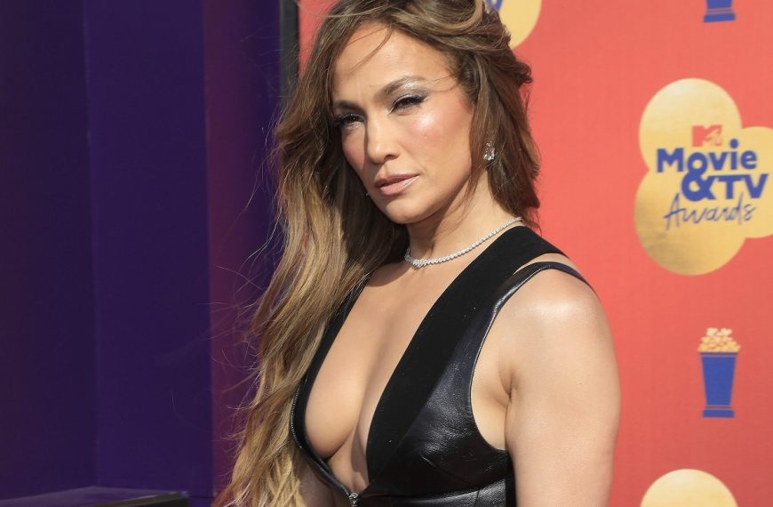 Εξαφανίστηκε η Jennifer Lopez – «Μαύρο» σε όλα&hellip;